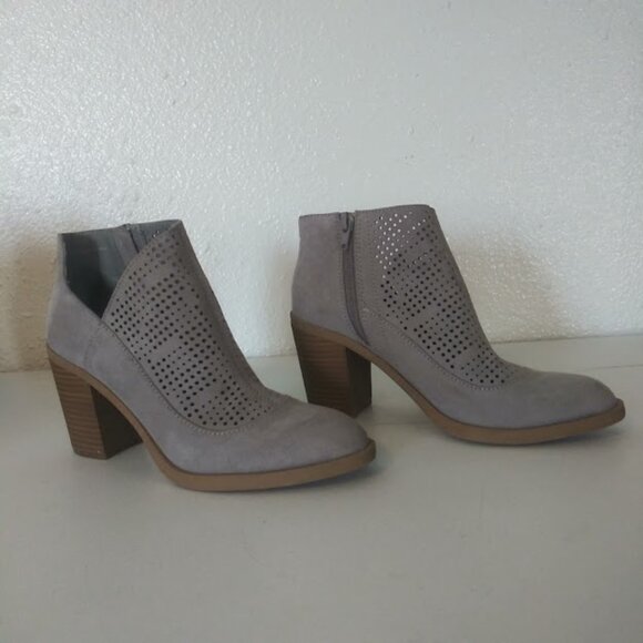 Dolce Vita women's size 6 gray suede ankle bootie - Picture 2 of 10